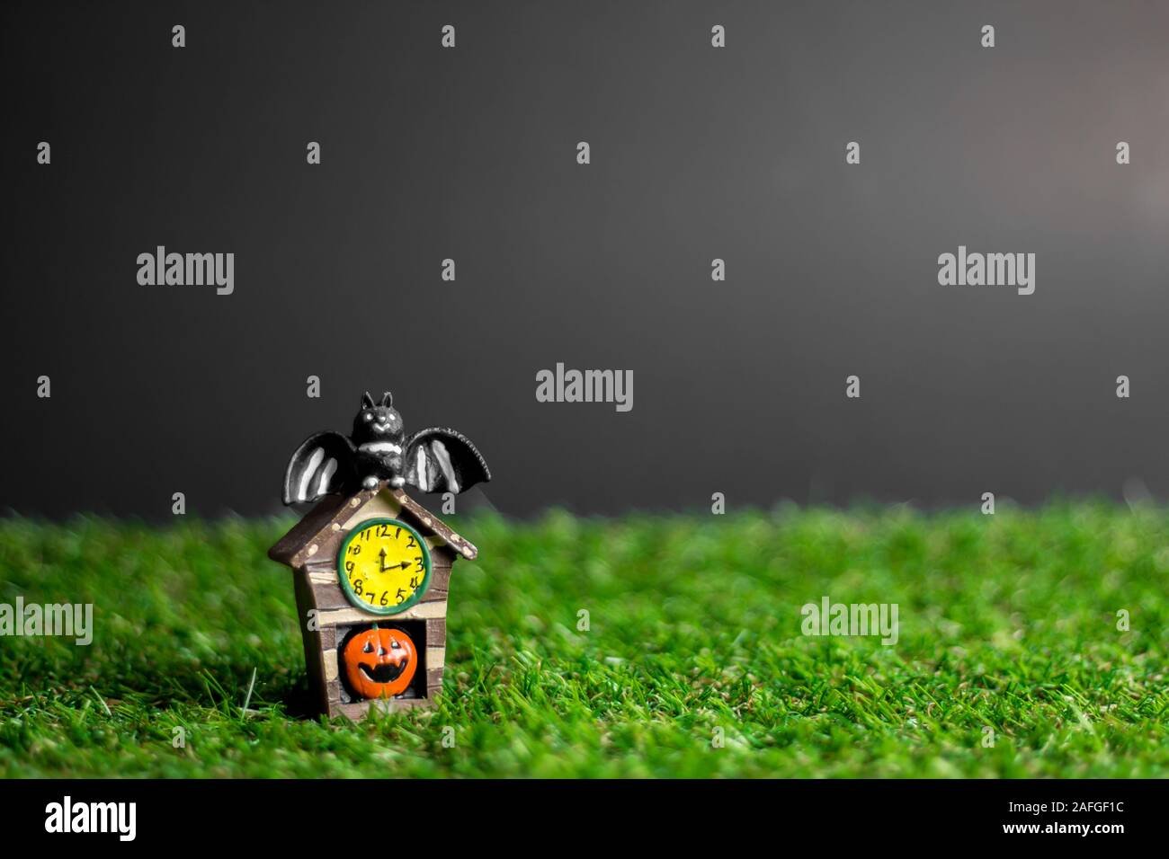 Jouets Halloween sur l'herbe et le fond est noir. Banque D'Images