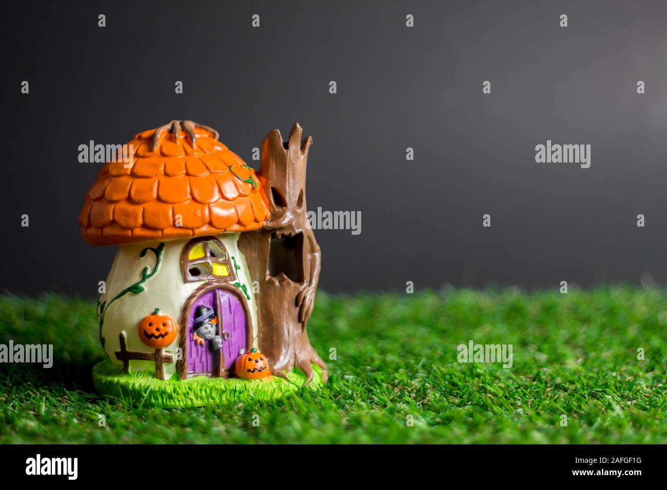 Jouets Halloween sur l'herbe et le fond est noir. Banque D'Images