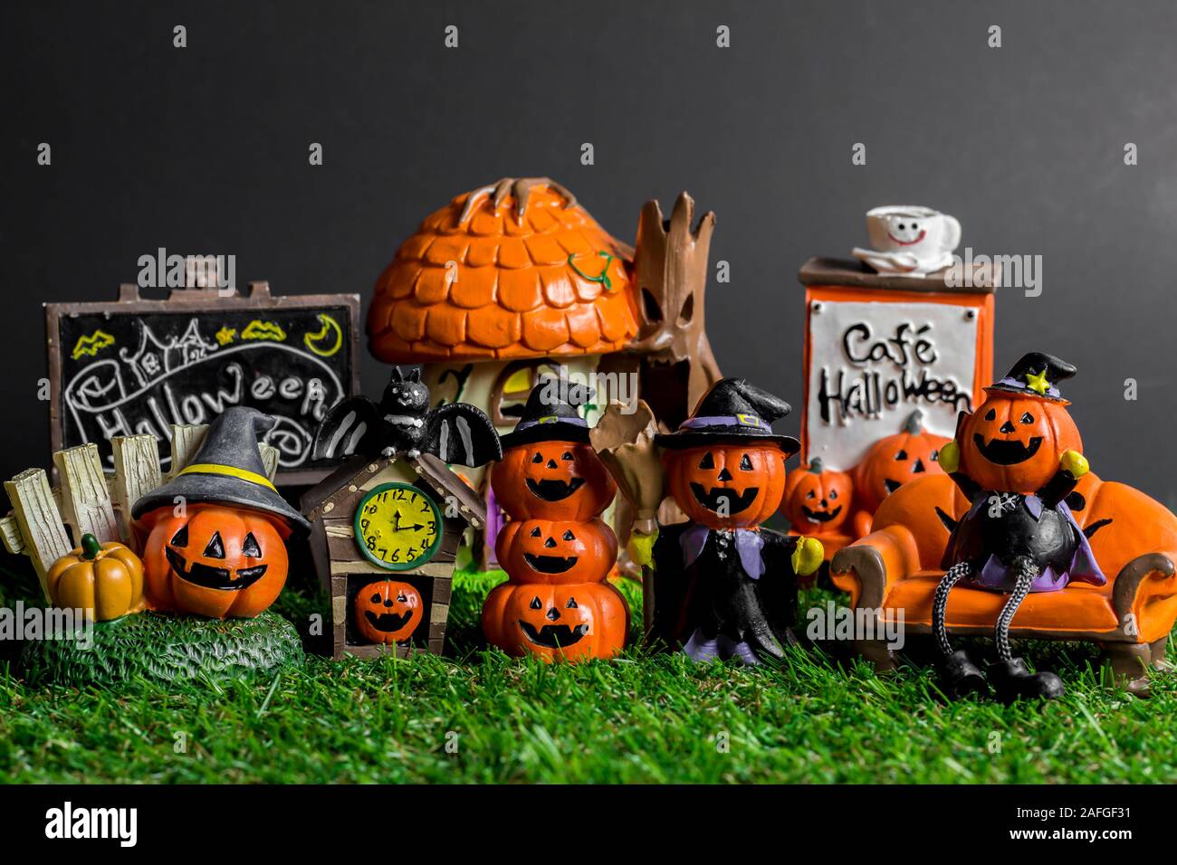 Jouets Halloween sur l'herbe et le fond est noir. Banque D'Images
