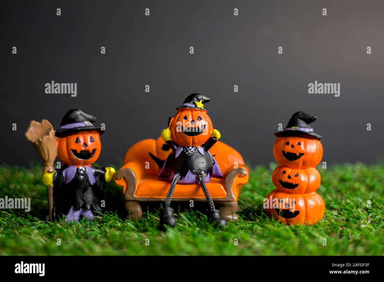 Jouets Halloween sur l'herbe et le fond est noir. Banque D'Images