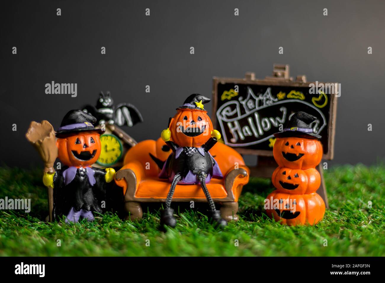 Jouets Halloween sur l'herbe et le fond est noir. Banque D'Images