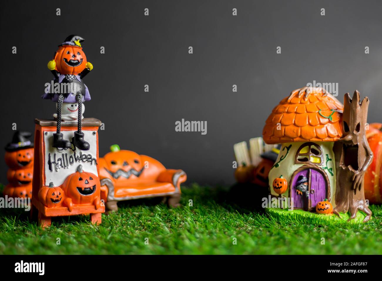 Jouets Halloween sur l'herbe et le fond est noir. Banque D'Images