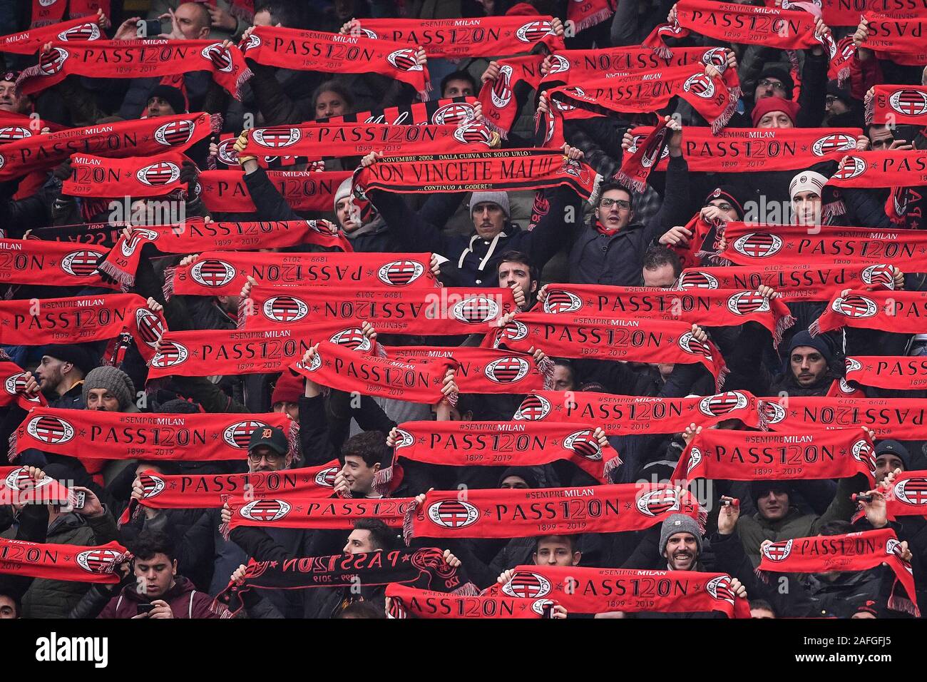 Milan, Italie. Le 15 décembre, 2019. Les partisans de l'AC Milan au cours de la Serie A match entre l'AC Milan et Sassuolo au Stadio San Siro, Milan, Italie le 15 décembre 2019. Photo par Mattia Ozbot. Usage éditorial uniquement, licence requise pour un usage commercial. Aucune utilisation de pari, de jeux ou d'un seul club/ligue/dvd publications. Credit : UK Sports Photos Ltd/Alamy Live News Banque D'Images