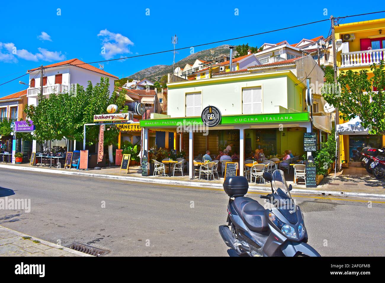 Une boulangerie/café donnant sur le quai dans le joli village balnéaire d''Agia Effimia. Banque D'Images