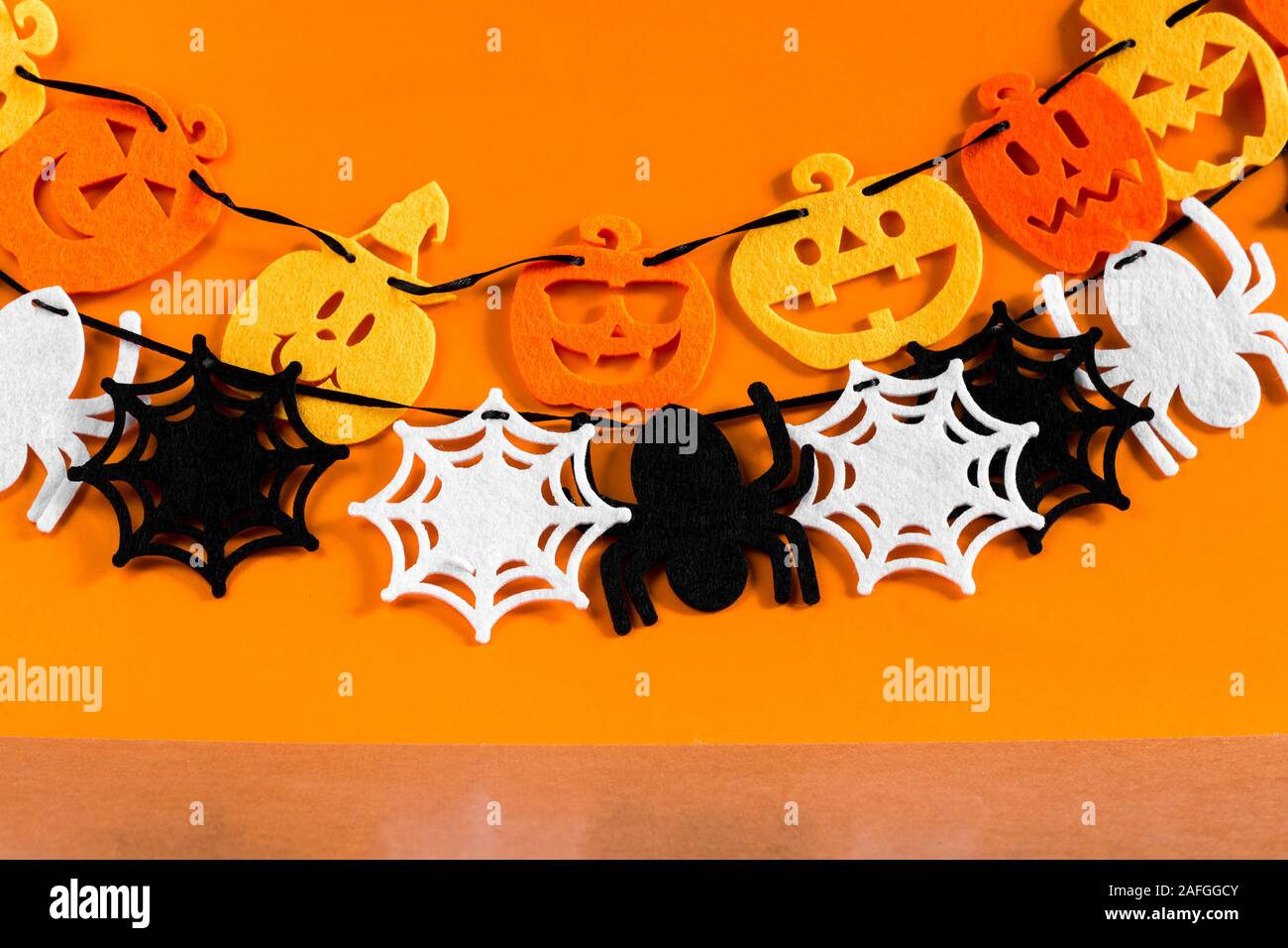 Arrière-plan avec ornament set festival d'Halloween et le bois est parole. Décoration de la décoration de l'Halloween et fond orange. Banque D'Images