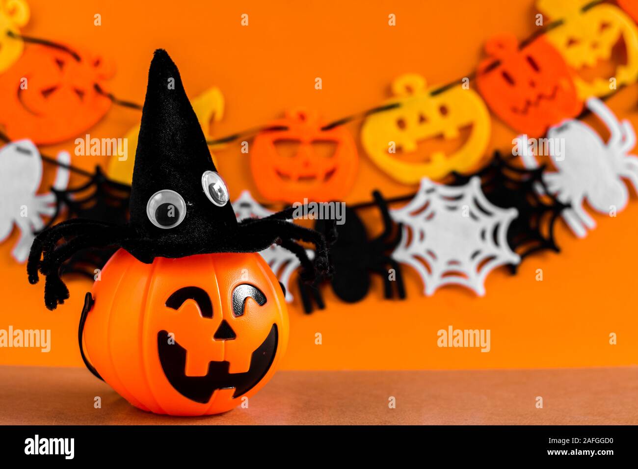 Réservoir d'Halloween Pumpkin Orange portez un chapeau sur spider noir d'arrière-plan par la décoration halloween. Décoration de la décoration de l'Halloween et orange backg Banque D'Images