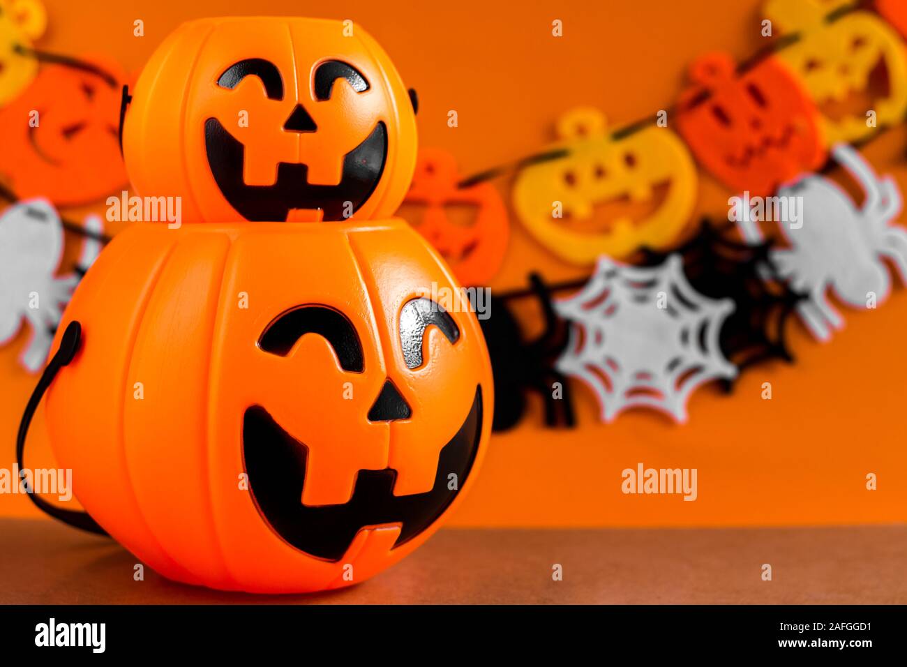 Réservoir d'Halloween Pumpkin orange sur l'arrière-plan par la décoration halloween. Décoration de la décoration de l'Halloween et fond orange. Banque D'Images