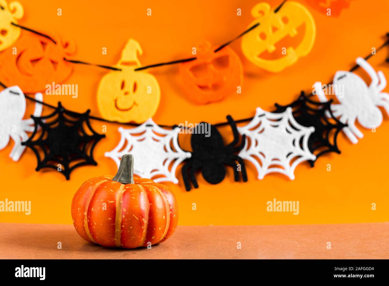 Halloween Pumpkin orange sur arrière-plan par la décoration halloween. Décoration de la décoration de l'Halloween et fond orange. Banque D'Images