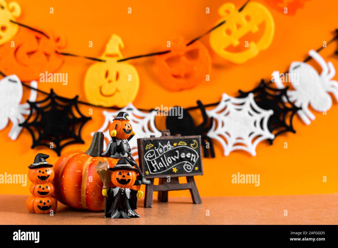 Jouets Halloween sur arrière-plan par la décoration halloween. Décoration de la décoration de l'Halloween et fond orange. Banque D'Images