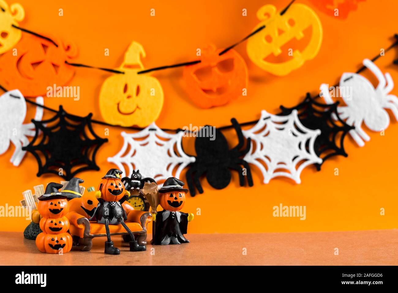 Jouets Halloween sur arrière-plan par la décoration halloween. Décoration de la décoration de l'Halloween et fond orange. Banque D'Images