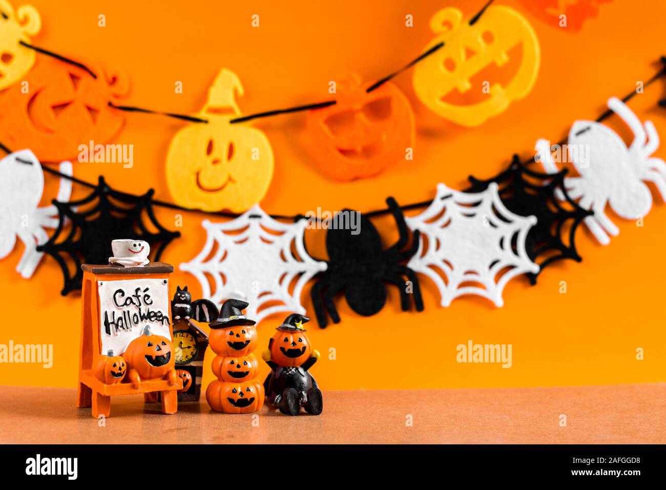 Jouets Halloween sur arrière-plan par la décoration halloween. Décoration de la décoration de l'Halloween et fond orange. Banque D'Images