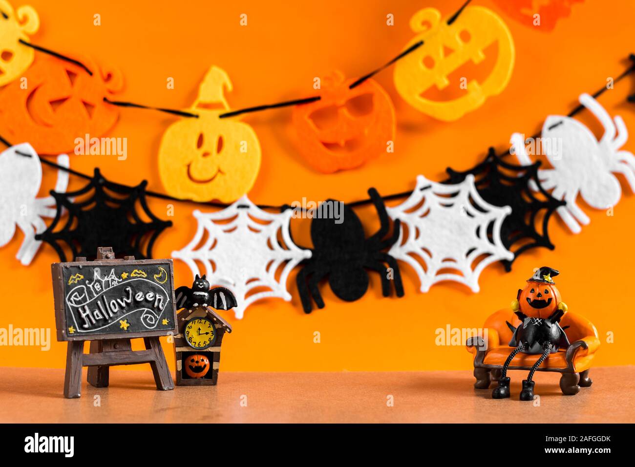 Jouets Halloween sur arrière-plan par la décoration halloween. Décoration de la décoration de l'Halloween et fond orange. Banque D'Images