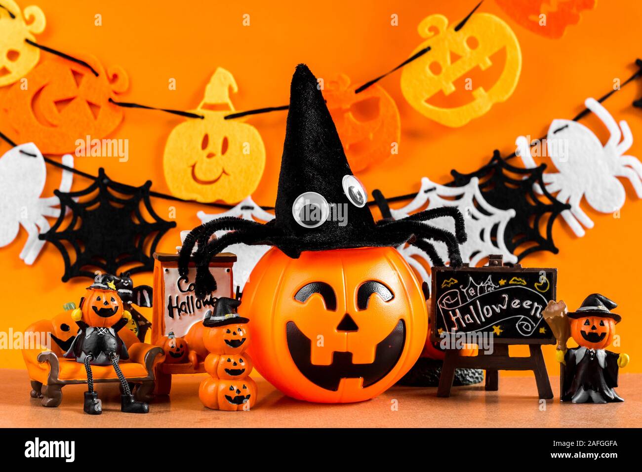 Jouets Halloween sur arrière-plan par la décoration halloween. Décoration de la décoration de l'Halloween et fond orange. Banque D'Images