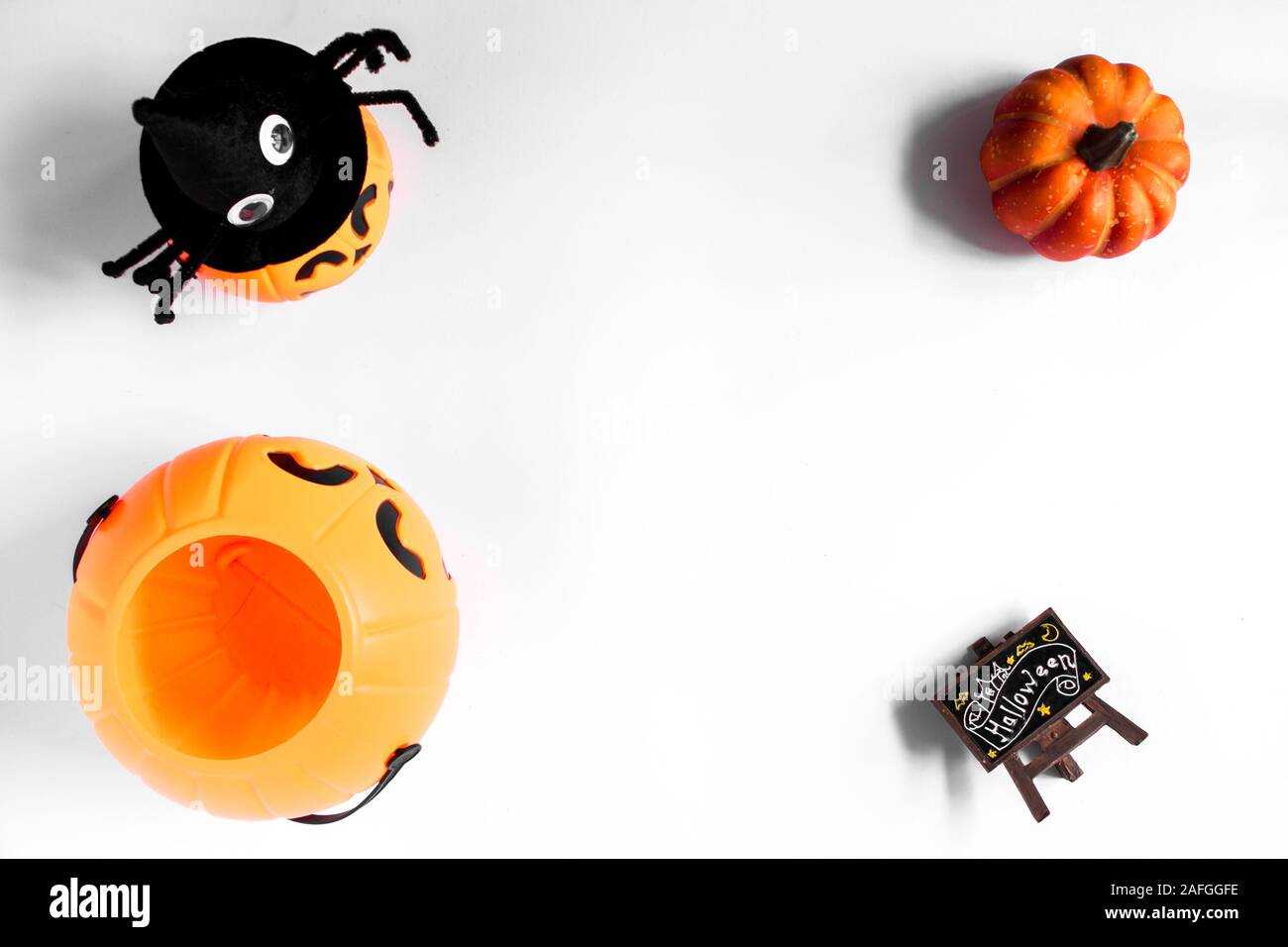 Jouets Halloween sur fond blanc par la décoration halloween. Décoration de la décoration de l'Halloween et fond orange. Banque D'Images