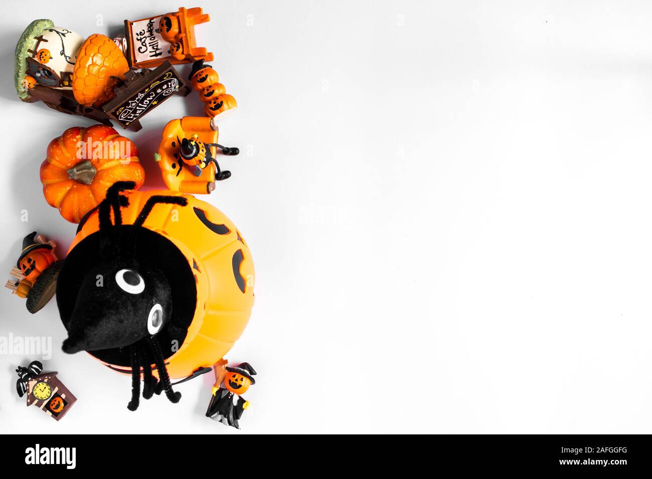 Jouets Halloween sur fond blanc par la décoration halloween. Banque D'Images