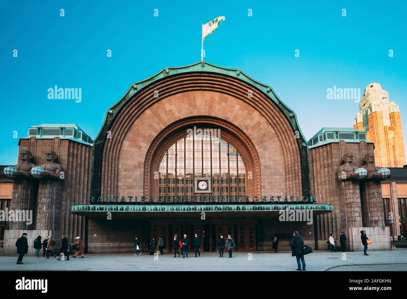 Helsinki, Finlande - le 10 décembre 2016 : Vue de la Gare Centrale d'Helsinki en soirée. Le bâtiment de la gare a été conçue par Eliel Saarinen. Banque D'Images
