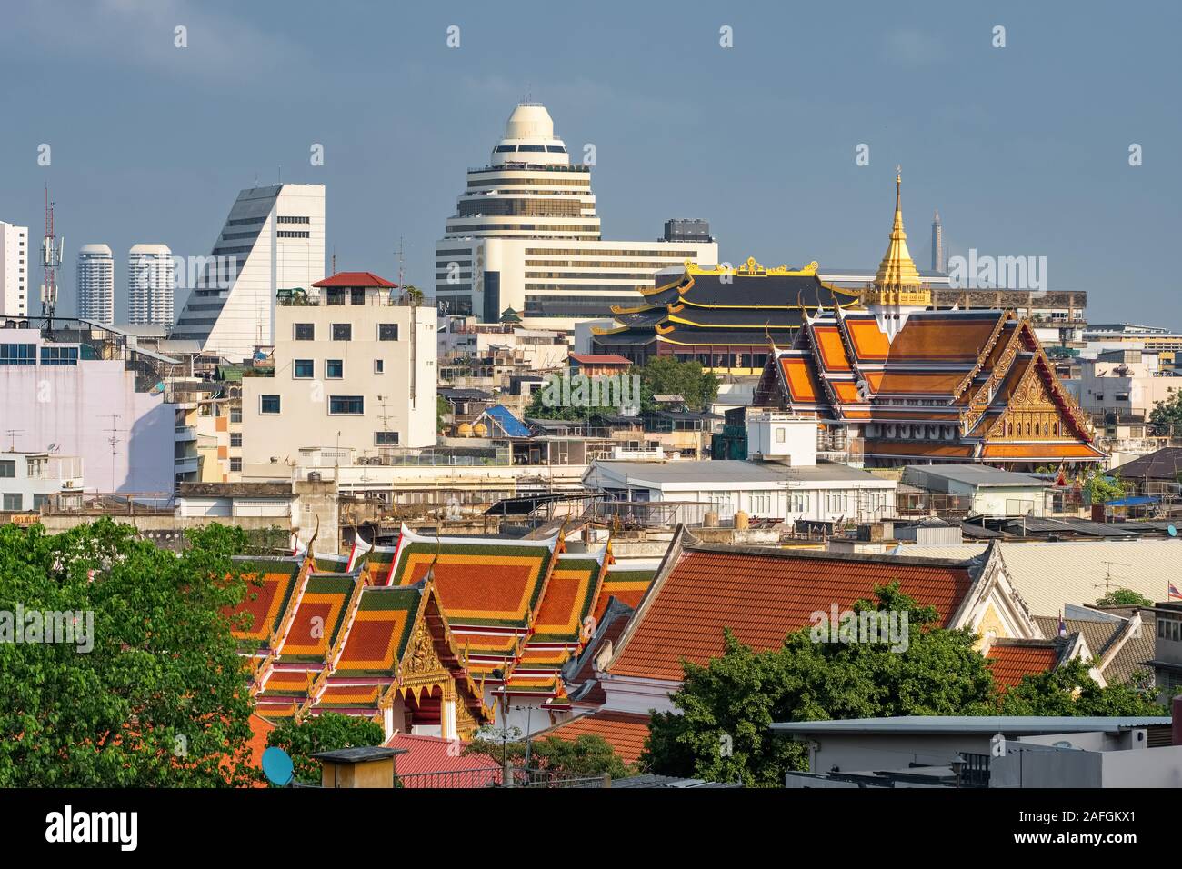 Vue urbaine avec Bangkok temple de Wat Pho et gratte-ciel, Thaïlande Banque D'Images