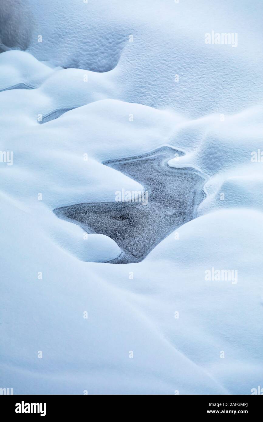 Frozen forest stream couverte de neige. Droit Banque D'Images