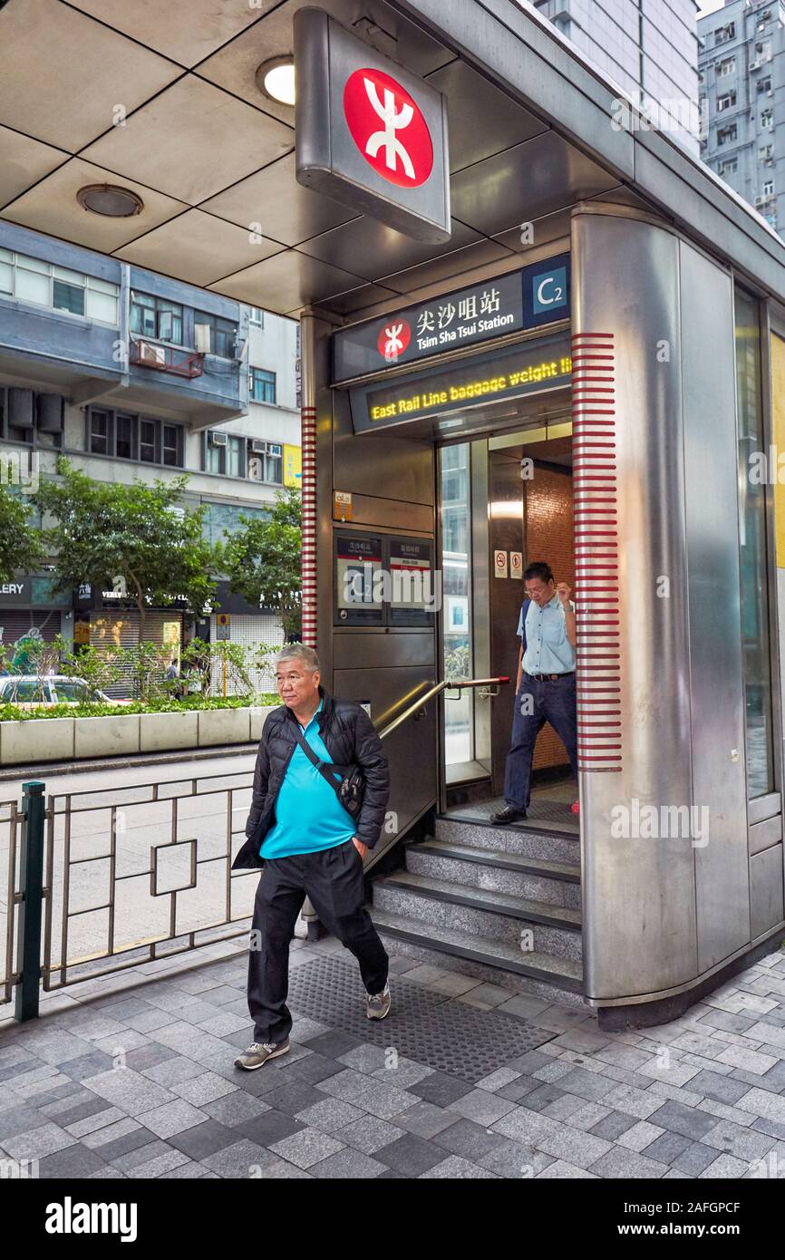 Les gens de sortir de la station de métro Tsim Sha Tsui Station sur Nathan Road. Tsim Sha Tsui, Kowloon, Hong Kong, Chine. Banque D'Images