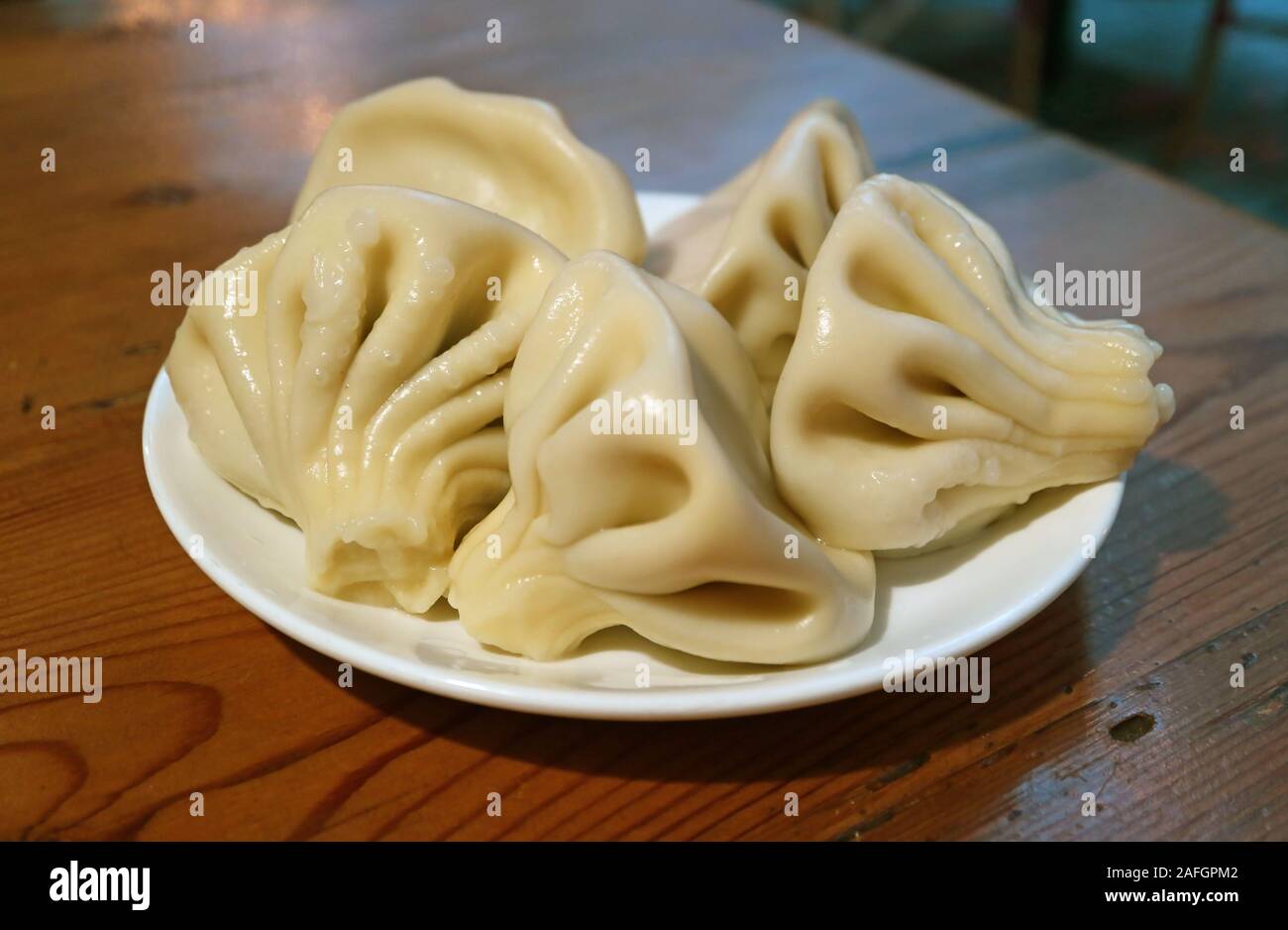 Assiette de khinkali boulettes soupe géorgienne ou servi sur table en bois Banque D'Images
