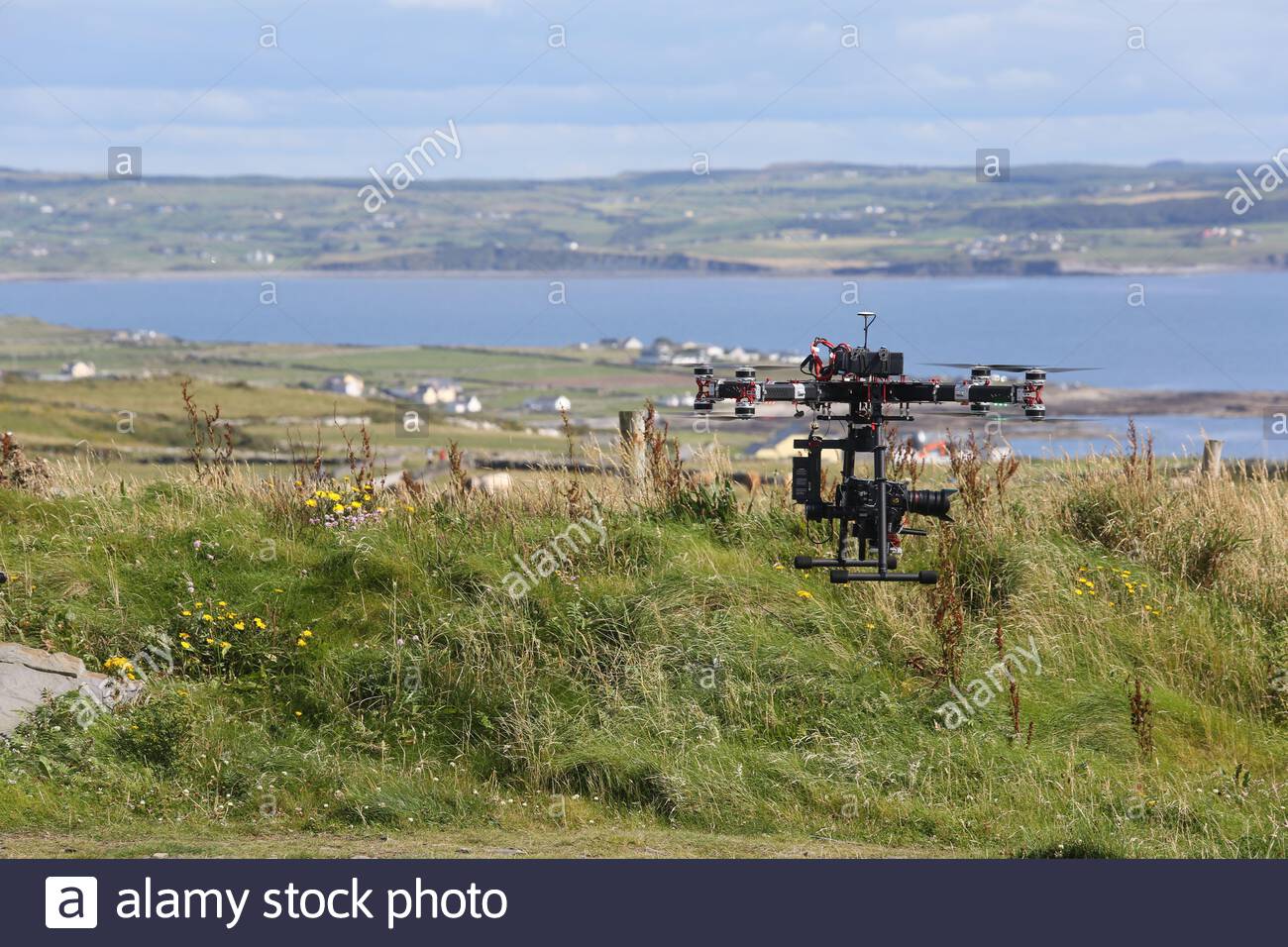 Un drone au travail en Irlande avec beau paysage en arrière-plan Banque D'Images