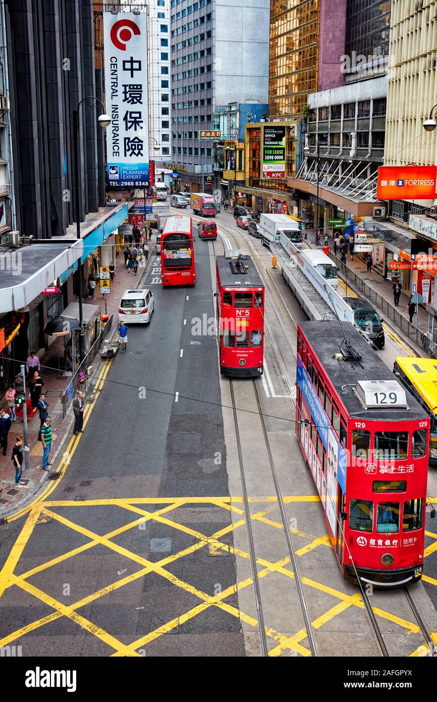 Les tramways à impériale sur Des Voeux Road Central. Central, Hong Kong, Chine. Banque D'Images