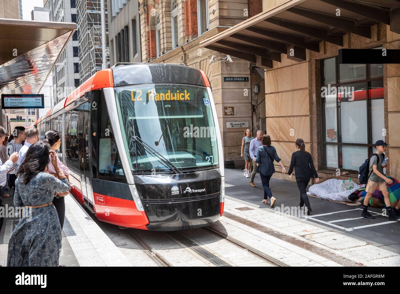 Sydney light rail tram, les passagers attendre le train léger sur rail sur sa première semaine de service dans la George Street Sydney, Australie Banque D'Images