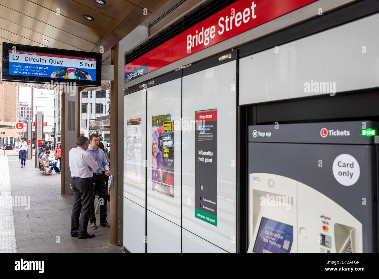 Station de métro léger appelée Bridge Street sur la route de train léger de sydney entre le quai circulaire et randwick, et la machine à billets, Sydney, Australie Banque D'Images
