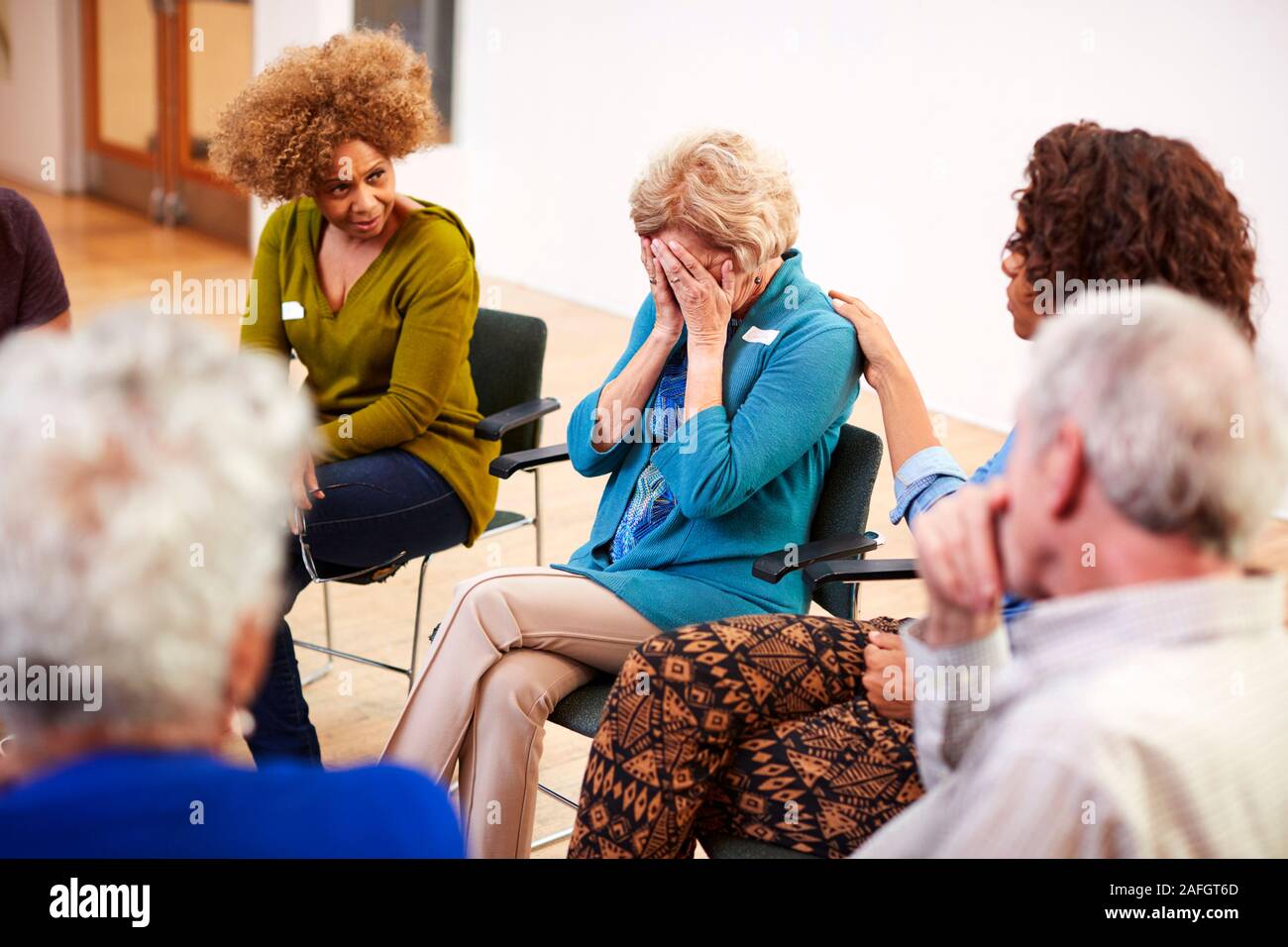 Femme malheureuse assistant à la réunion du groupe de thérapie d'auto-assistance dans le centre communautaire Banque D'Images