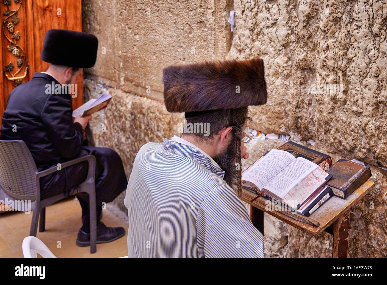 Jérusalem Israël. Les juifs orthodoxes priant au mur des lamentations Banque D'Images