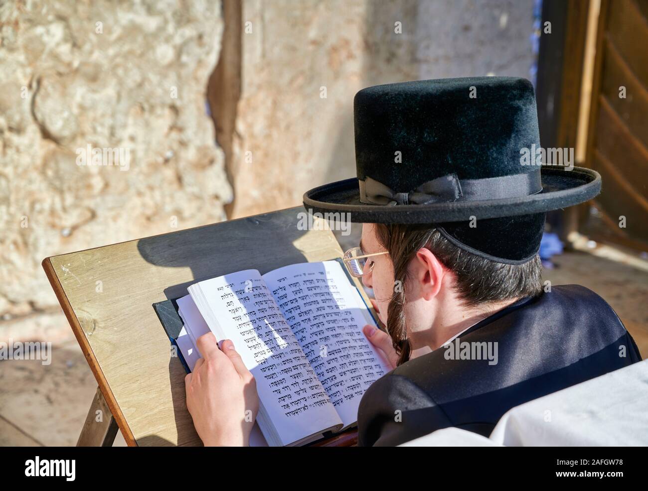 Jérusalem Israël. Les juifs orthodoxes priant au mur des lamentations Banque D'Images