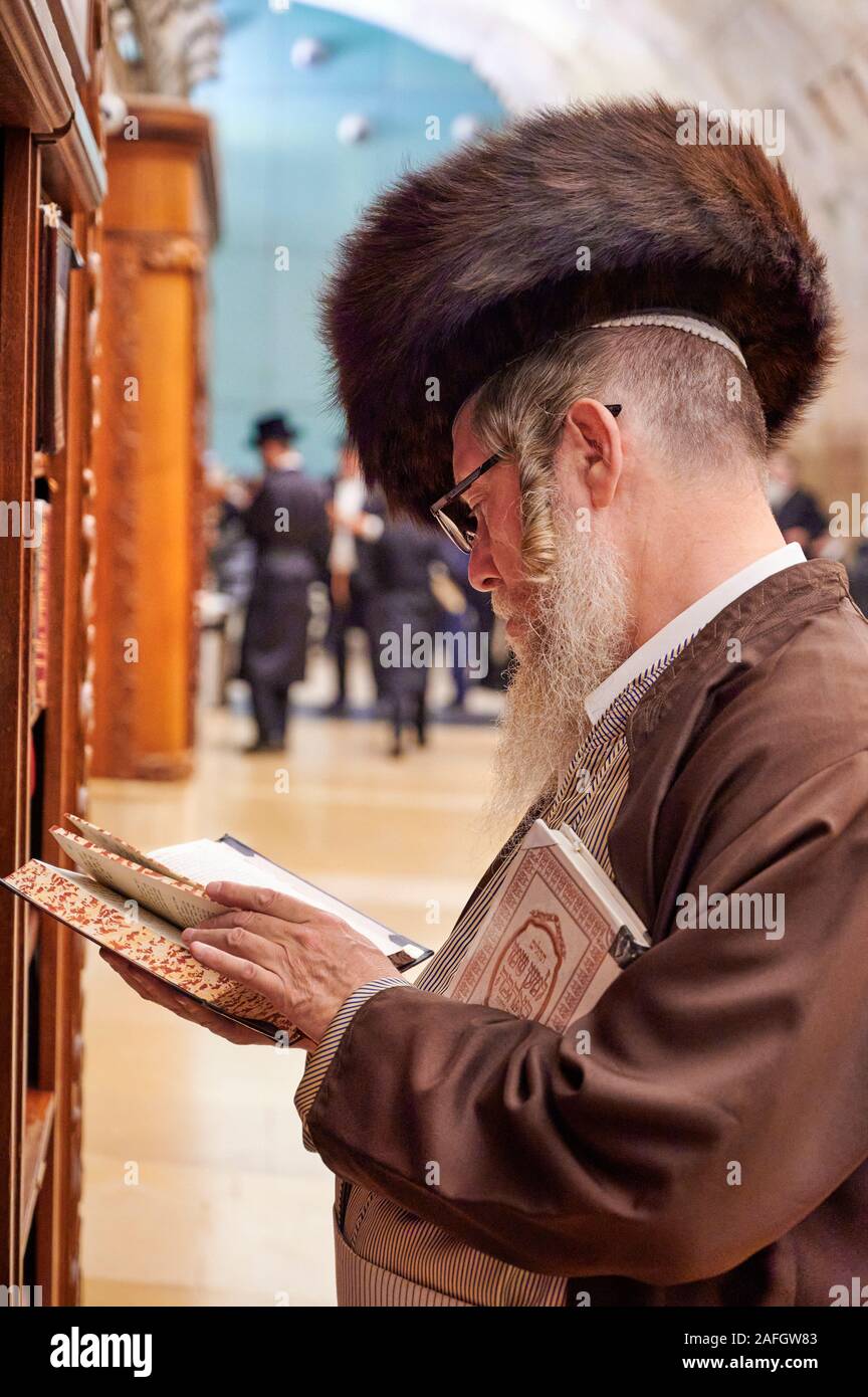 Jérusalem Israël. Les juifs orthodoxes priant au mur des lamentations Banque D'Images