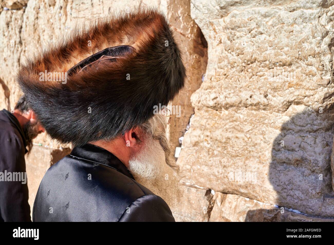 Jérusalem Israël. Les juifs orthodoxes priant au mur des lamentations Banque D'Images