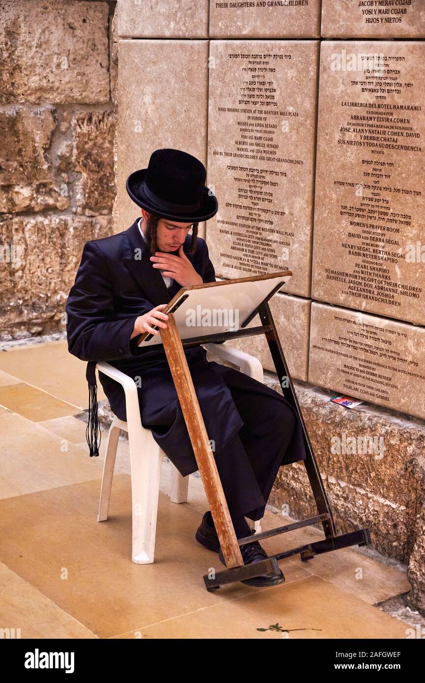 Jérusalem Israël. Les juifs orthodoxes priant au mur des lamentations Banque D'Images