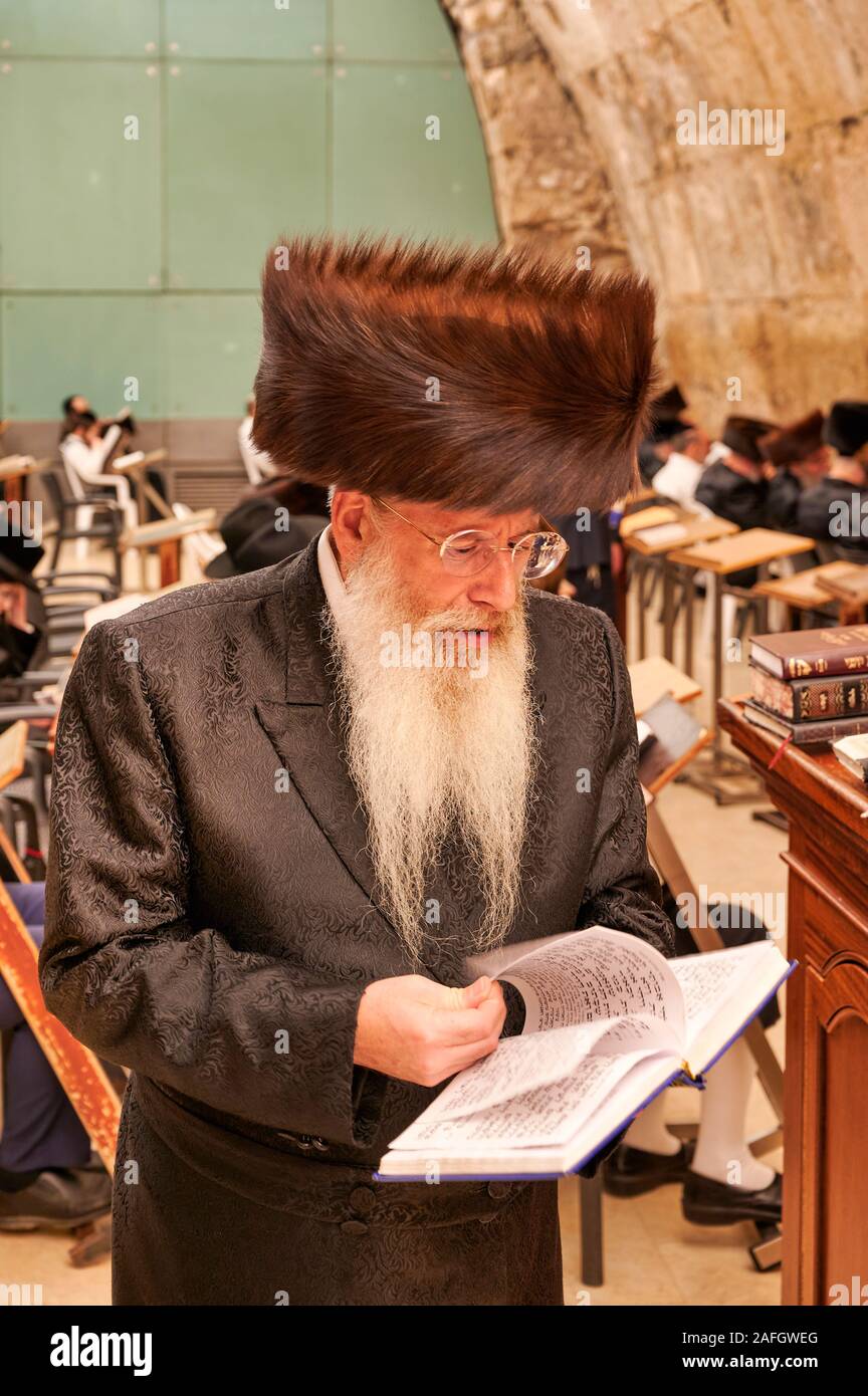 Jérusalem Israël. Les juifs orthodoxes priant au mur des lamentations Banque D'Images
