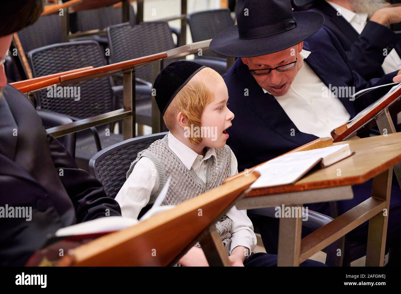Jérusalem Israël. Les juifs orthodoxes priant au mur des lamentations Banque D'Images