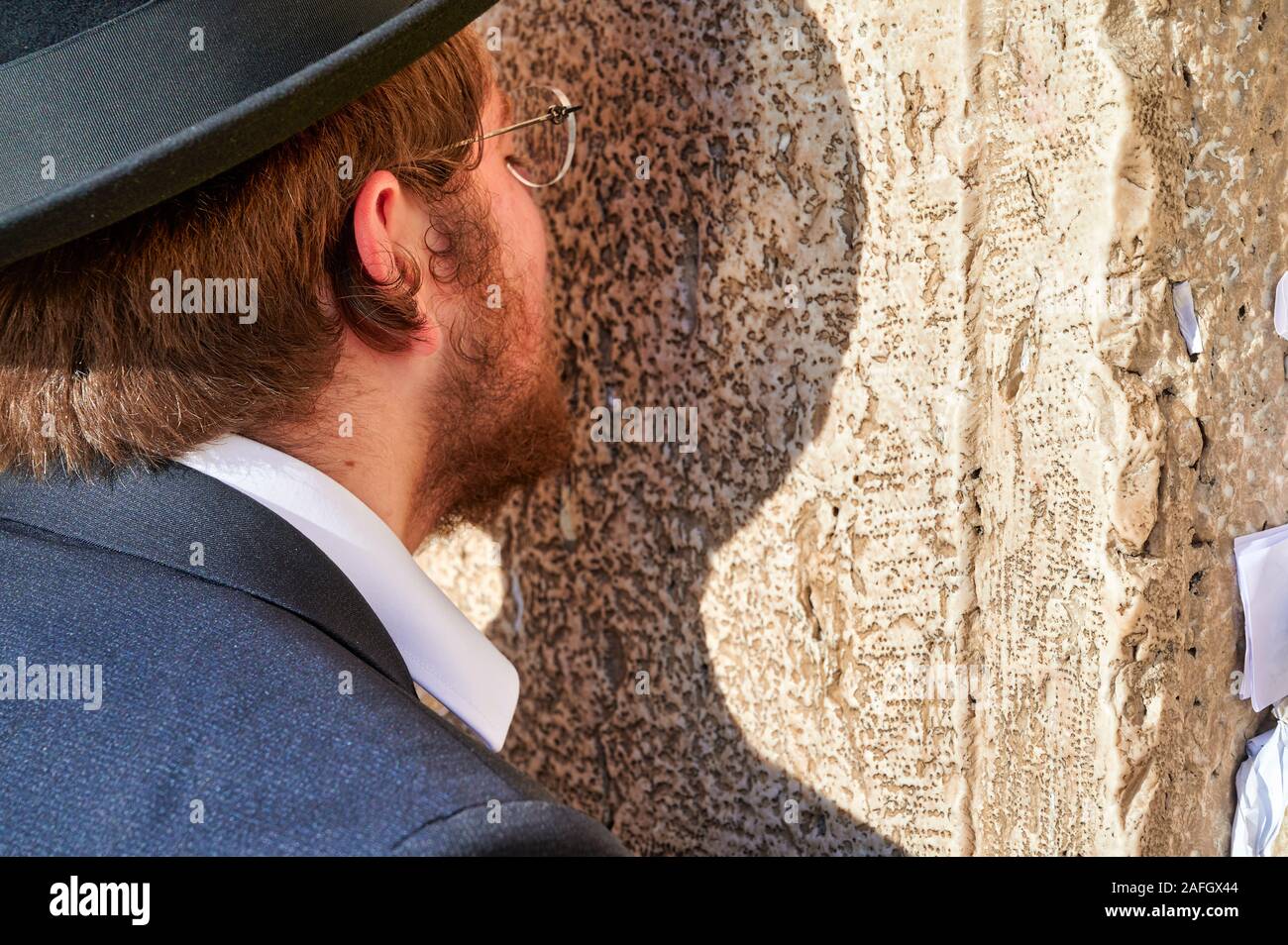 Jérusalem Israël. Les juifs orthodoxes priant au mur des lamentations Banque D'Images