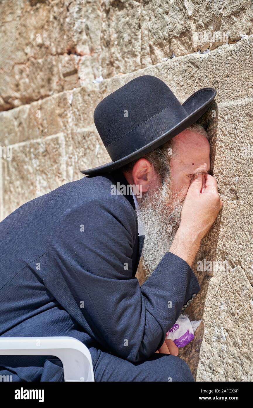 Jérusalem Israël. Les juifs orthodoxes priant au mur des lamentations Banque D'Images
