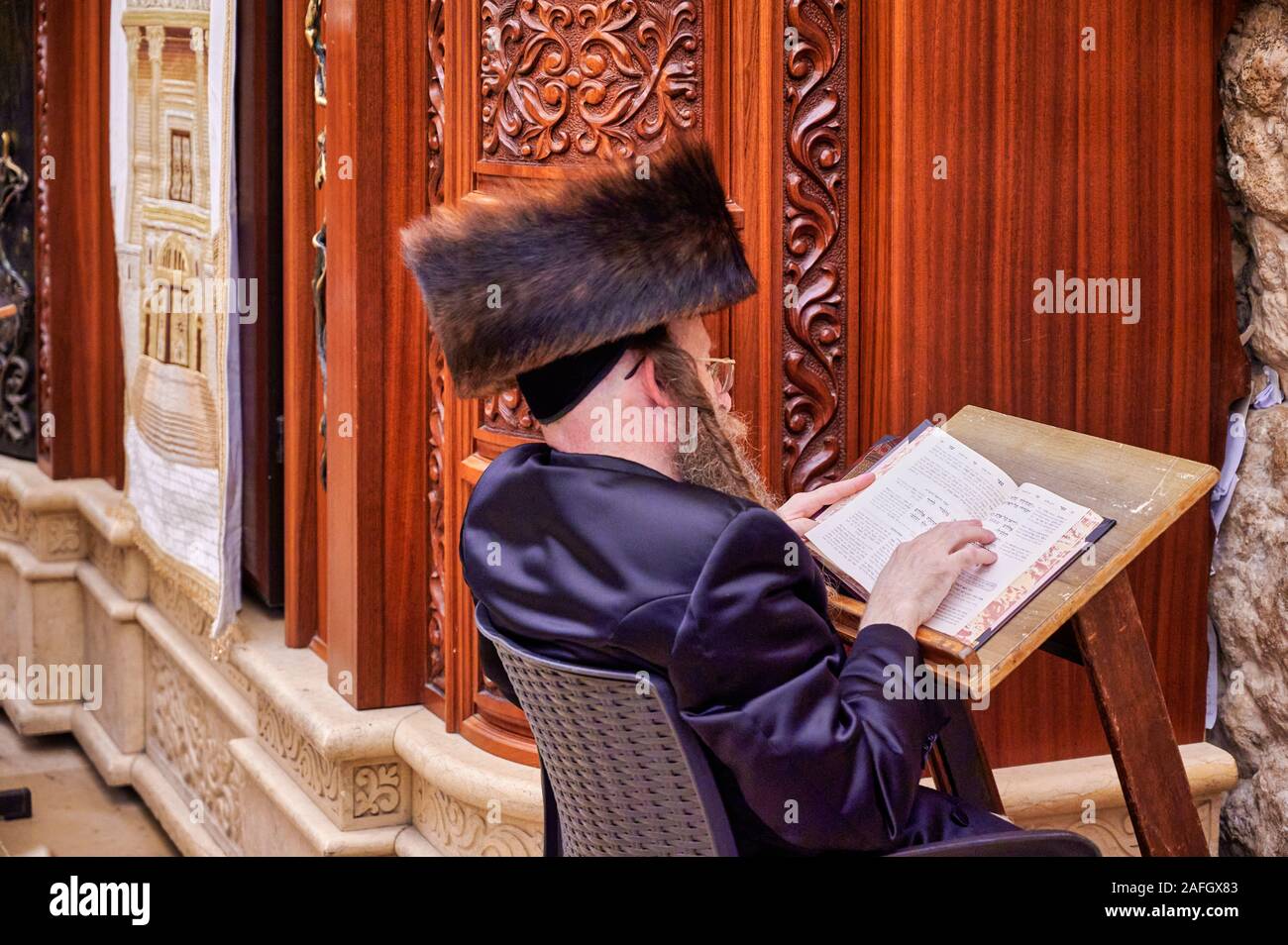 Jérusalem Israël. Les juifs orthodoxes priant au mur des lamentations Banque D'Images