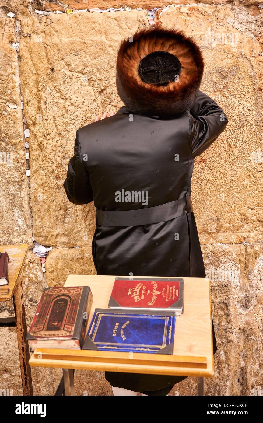 Jérusalem Israël. Les juifs orthodoxes priant au mur des lamentations Banque D'Images