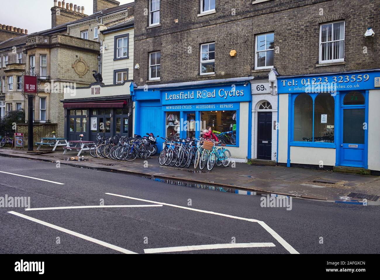 Lensfield Road shop cycle avec des vélos à vendre à l'extérieur dans le centre de Cambridge Banque D'Images