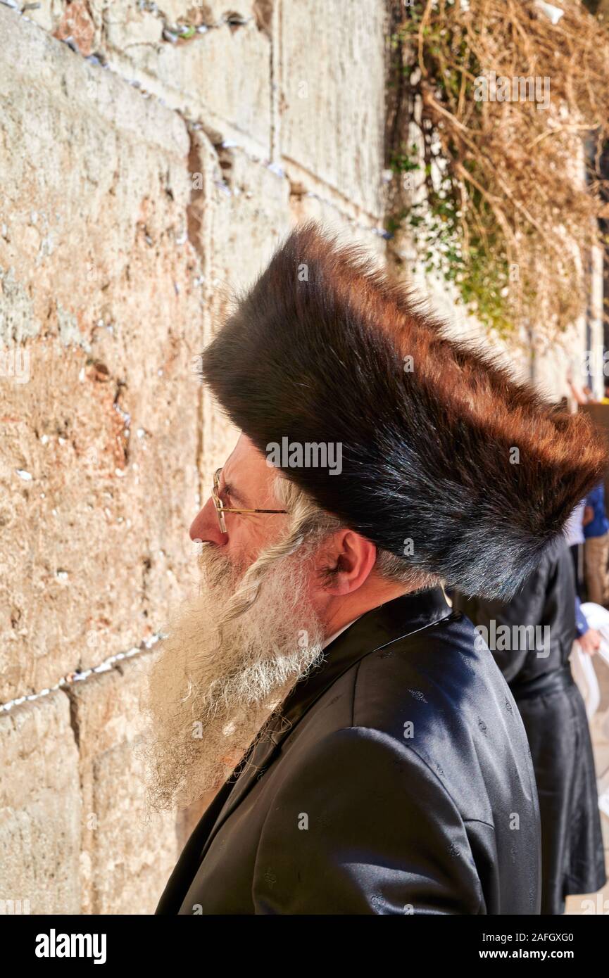 Jérusalem Israël. Les juifs orthodoxes priant au mur des lamentations Banque D'Images
