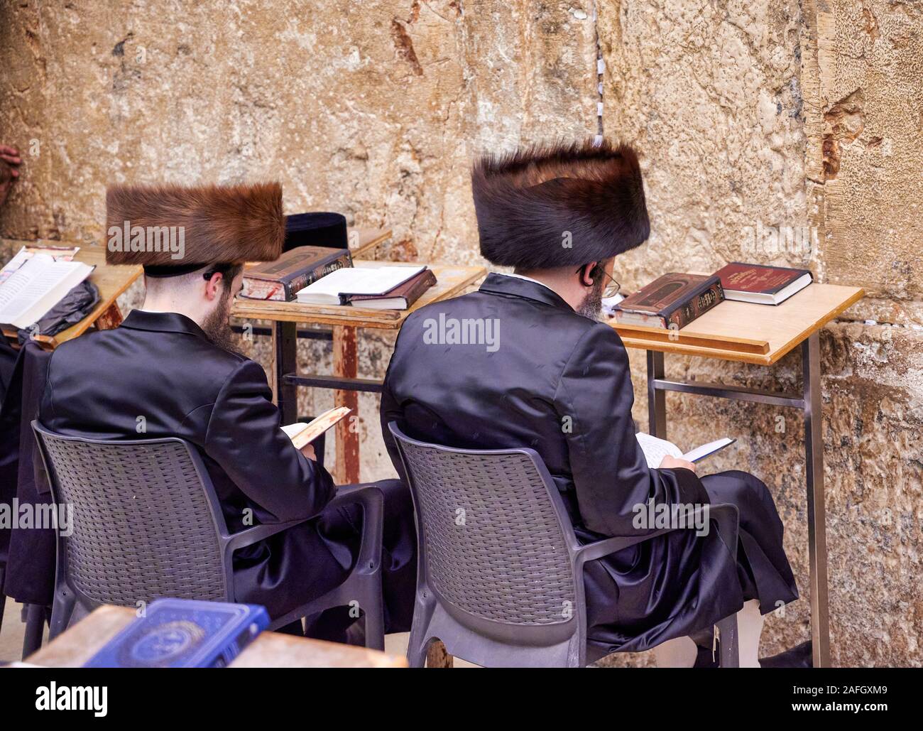 Jérusalem Israël. Les juifs orthodoxes priant au mur des lamentations Banque D'Images