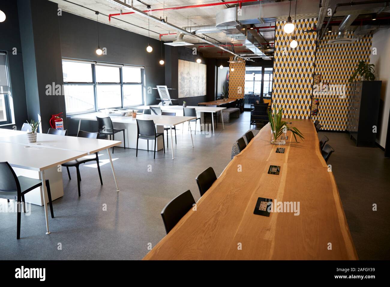 Bar comptoir en bois dans la salle à manger d'une entreprise créative à la lumière du jour, aucun peuple Banque D'Images