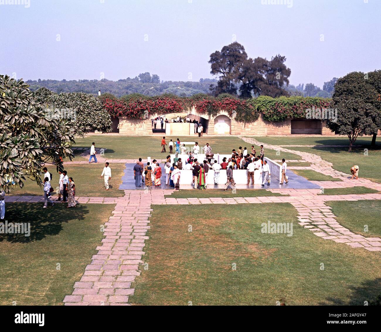 Les gens dans les jardins du mémorial de Mahatma Gandhi, Delhi, Delhi, Inde Territoire de l'Union européenne. Banque D'Images