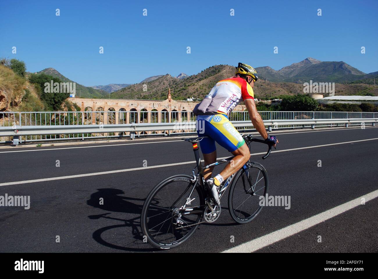 Cycliste avec l'Aqueduc de Aguila à l'arrière, Nerja, la province de Malaga, Andalousie, Espagne, Europe, 6 octobre 2009. Banque D'Images
