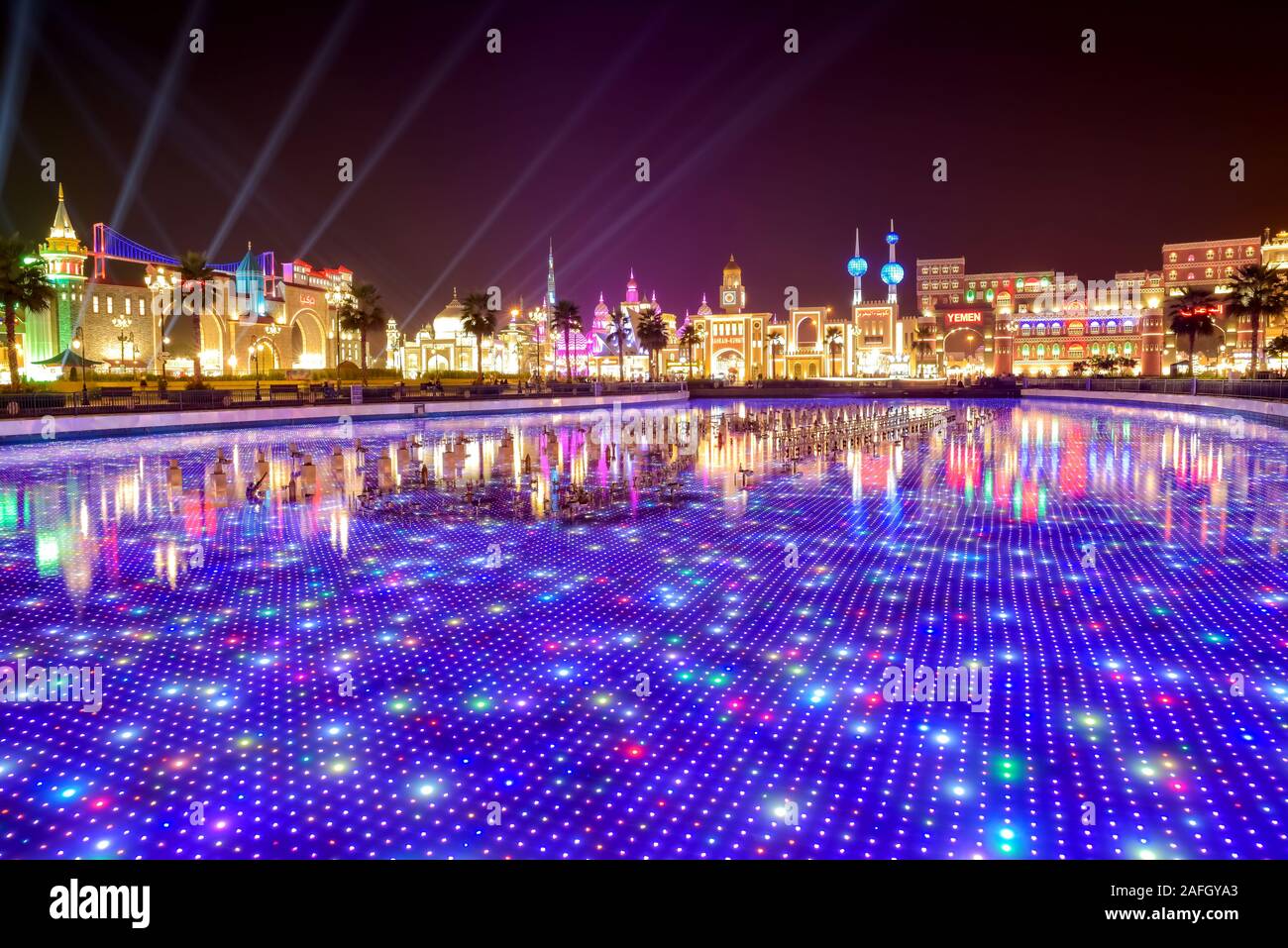 Village international de Dubaï, Dubaï, Émirats arabes unis, le 11 décembre 2019, le milieu piscine et vue de l'article Pays au Global Village Banque D'Images