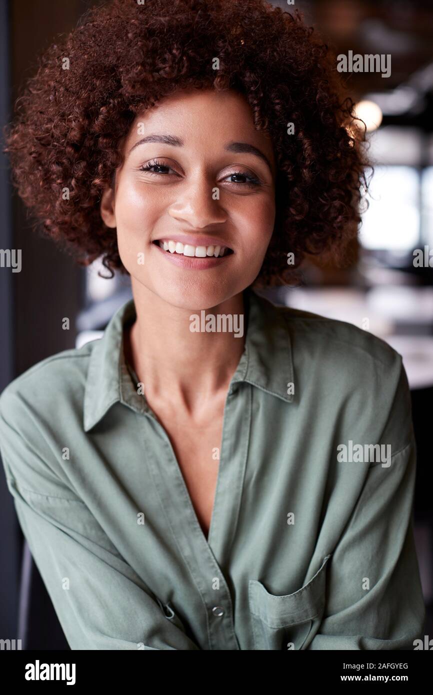 Portrait de femme noire millénaire de créativité dans un bureau souriant pour appareil photo Banque D'Images