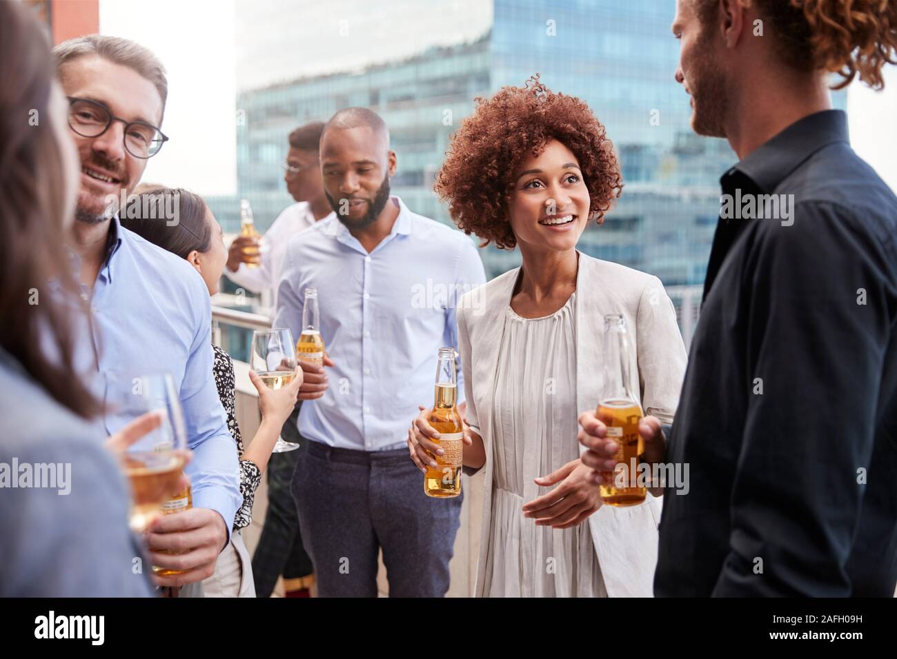 Collègues de bureau avec des boissons dans la ville après le travail Banque D'Images