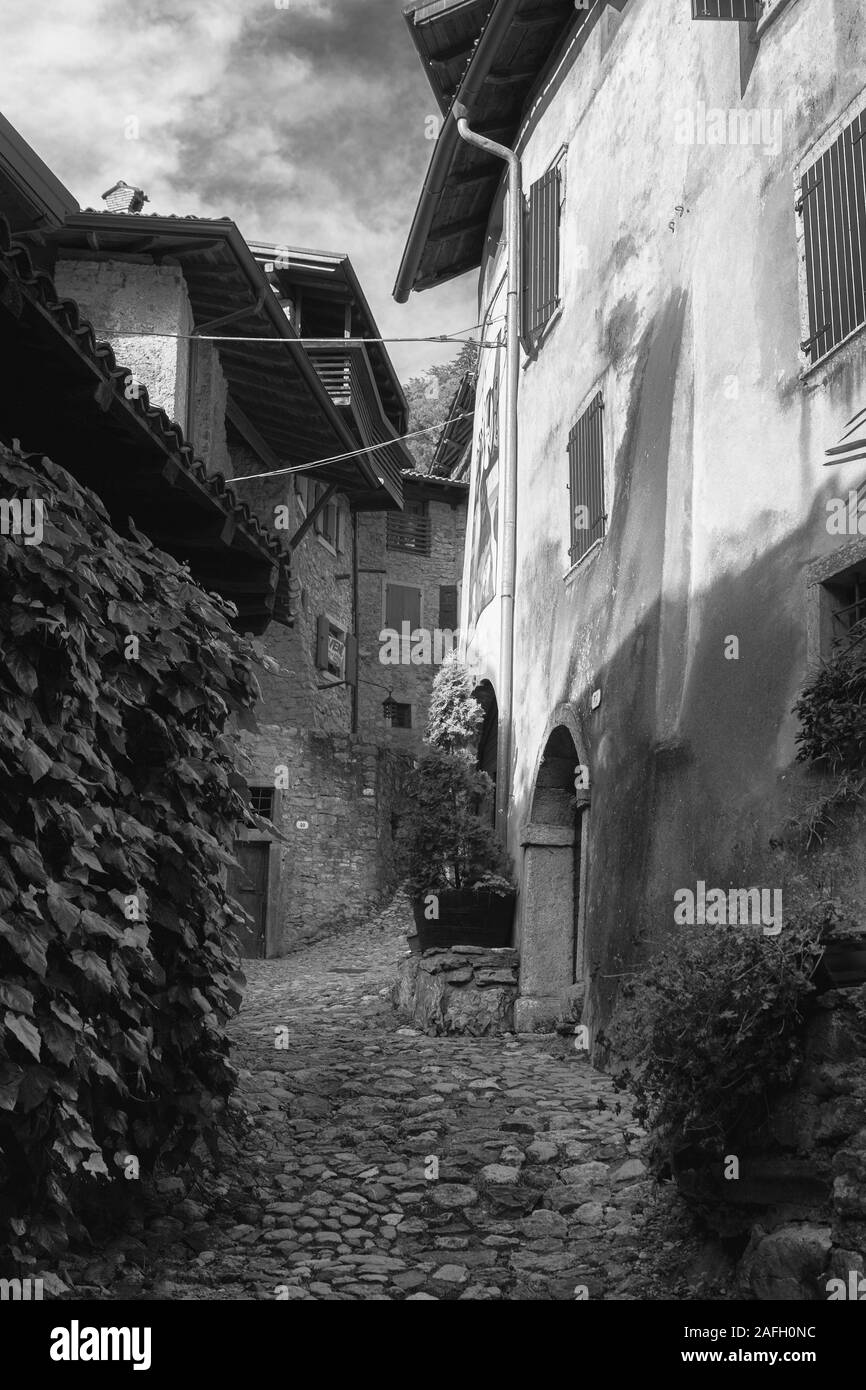Une ruelle à Canale di Tenno, Trentino-Alto Adige, Italie. Version noir et blanc Banque D'Images